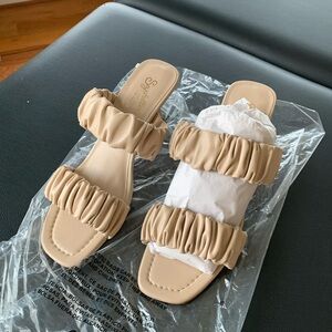 Seychelles brand new never worn nude straps heels